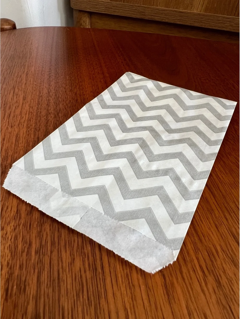 Lot of 500~2 sizes~Silver & White Chevron Party Favor Treat Paper Gift Bags